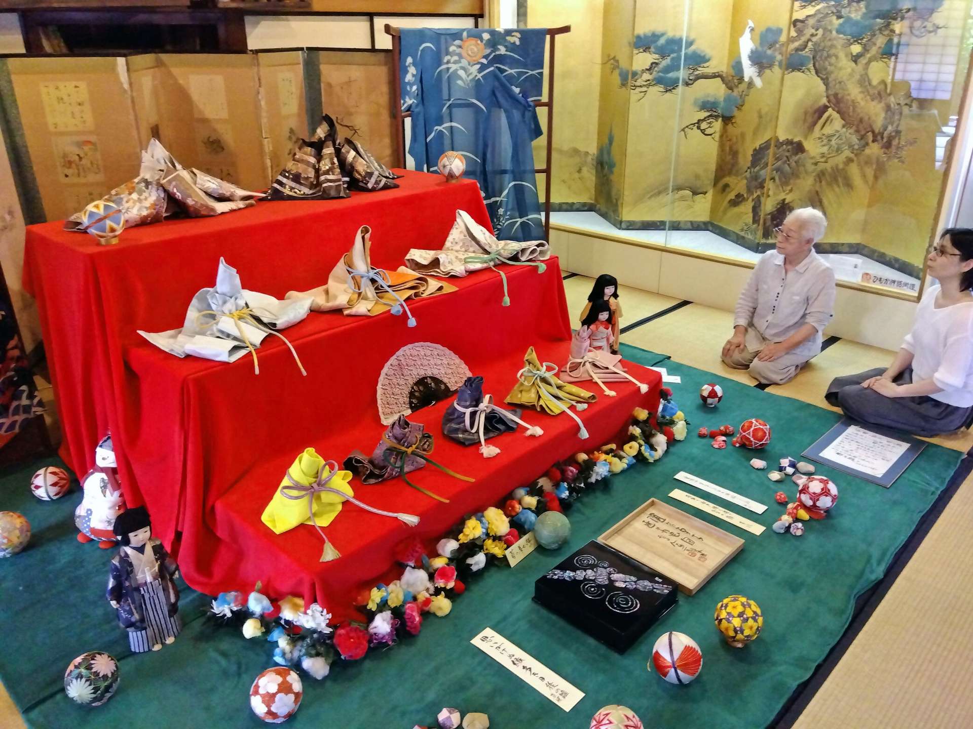 帯でつくった雛飾りが並ぶ「後の雛展」＝７日、都城市高城の旧後藤家商家交流資料館