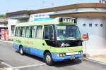 出水バスセンターを出発するふれあいバス。１０月からも同じ車両を利用する＝出水市昭和町
