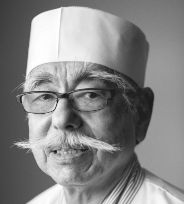 とんかつ竹亭創業者の久保功さん。左右に広がった口ひげがトレードマークだった（遺族提供）