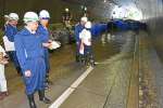 北薩トンネル内の湧水の様子を視察する塩田康一知事（左）＝８月３１日、出水市高尾野町柴引