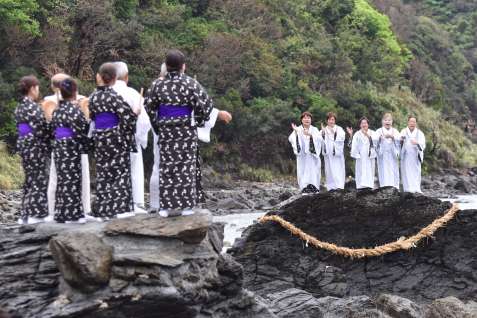 〈関連〉海辺の岩の上で豊作を祈って歌う平瀬マンカイ＝９日午後４時２分、龍郷町秋名