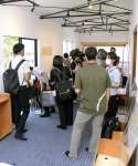 交流拠点「よりどり」を見学する参加者＝鹿児島市西陵２丁目