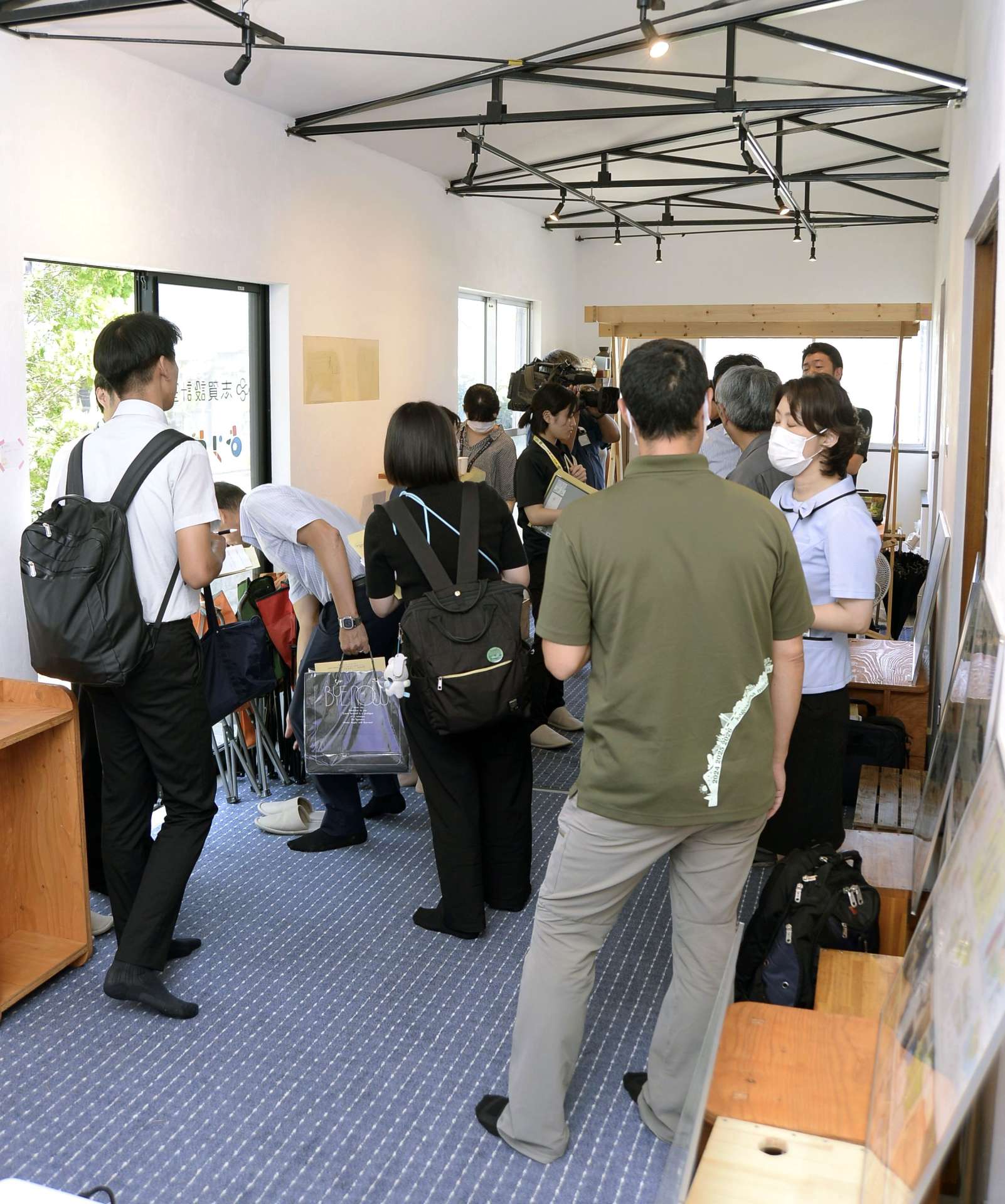 交流拠点「よりどり」を見学する参加者＝鹿児島市西陵２丁目