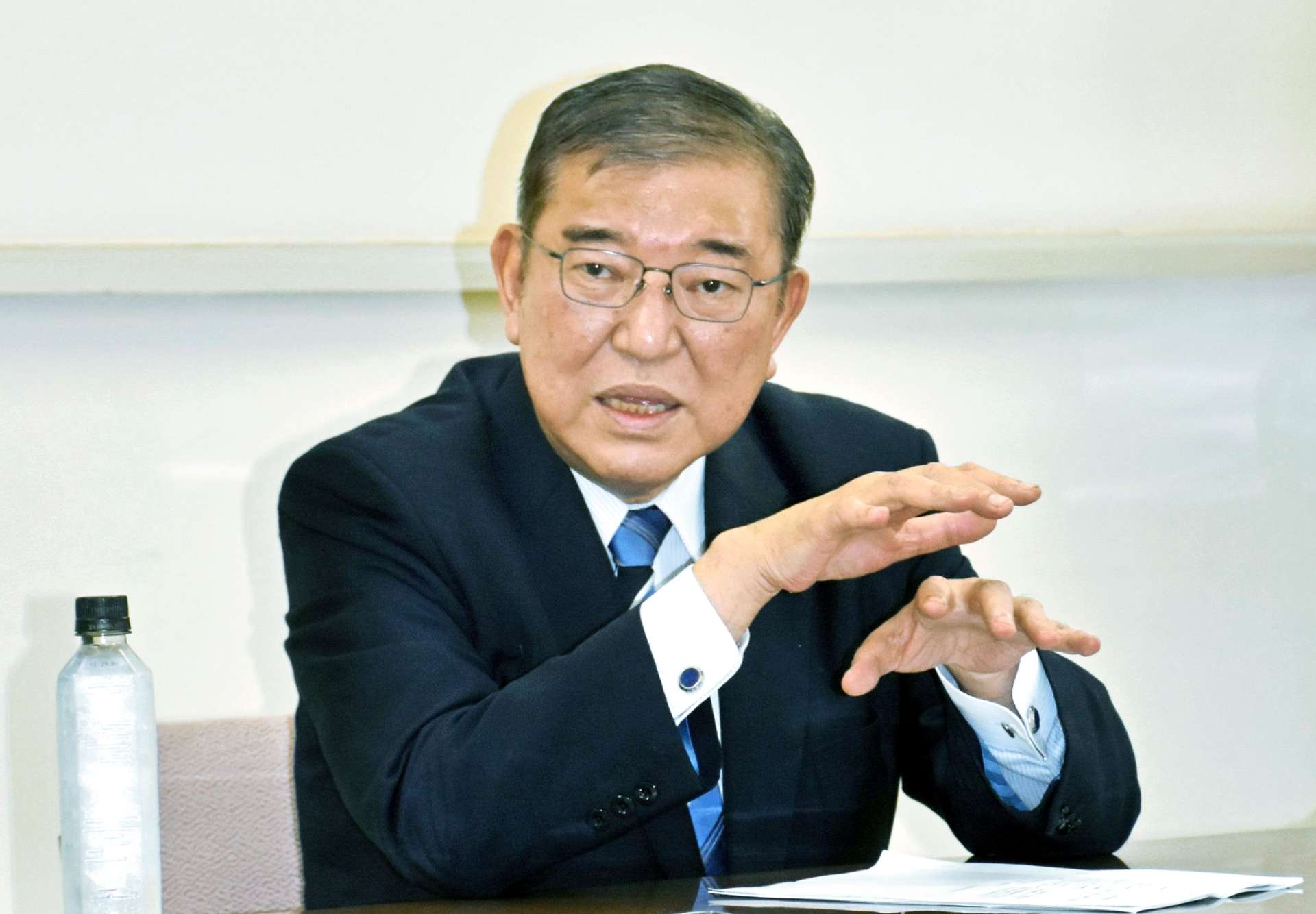 インタビューに応じる石破茂元幹事長＝９日、東京・永田町の国会記者会館