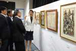 海老原喜之助の作品の魅力を紹介する孫の海老原あかねさん（右）＝１０日、志布志市文化会館