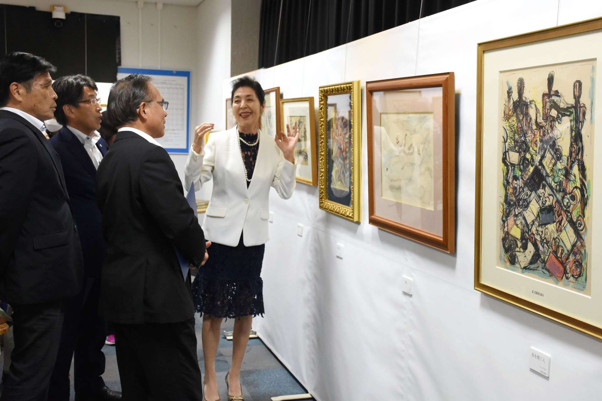 海老原喜之助の作品の魅力を紹介する孫の海老原あかねさん（右）＝１０日、志布志市文化会館