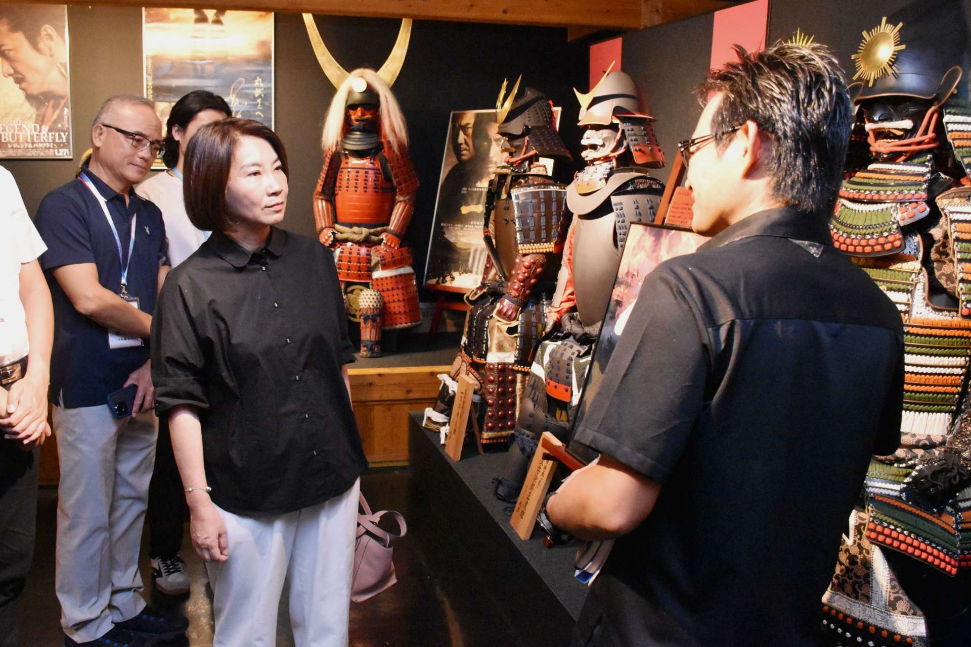 甲冑の展示館を見学する周春米知事（右から２人目）＝薩摩川内市の丸武産業