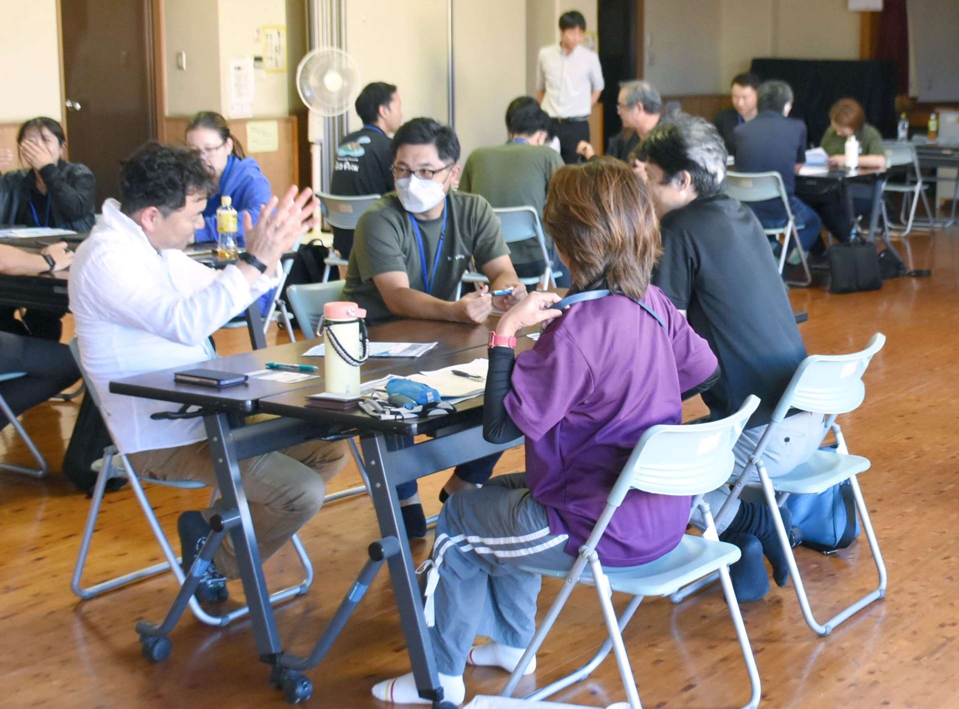 大隅半島の観光振興をテーマに学び合う参加者＝鹿屋市の東地区学習センター