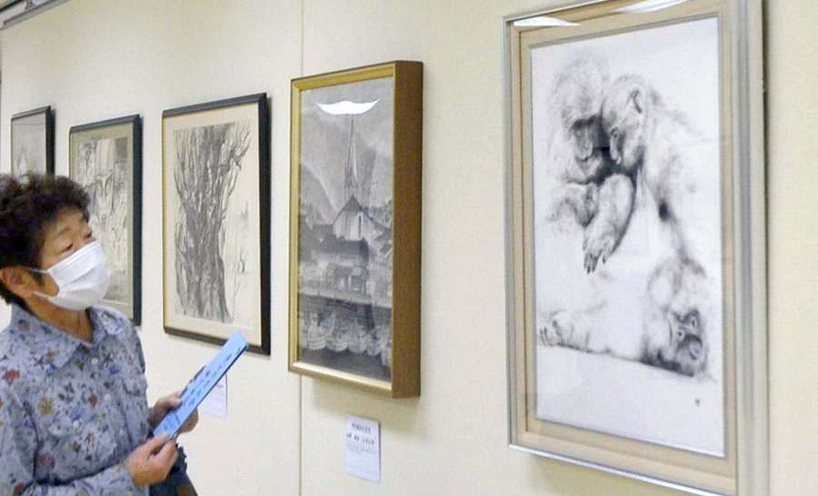 水墨画の作品に見入る来場者＝１０日、鹿児島市立美術館