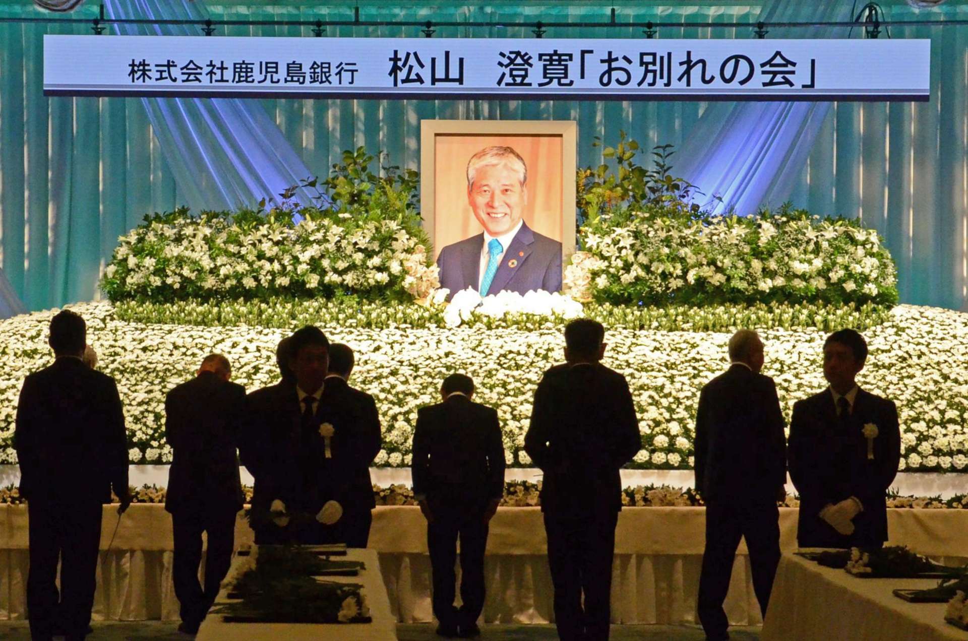 献花台に花を手向けて冥福を祈る来場者ら＝１０日、鹿児島市