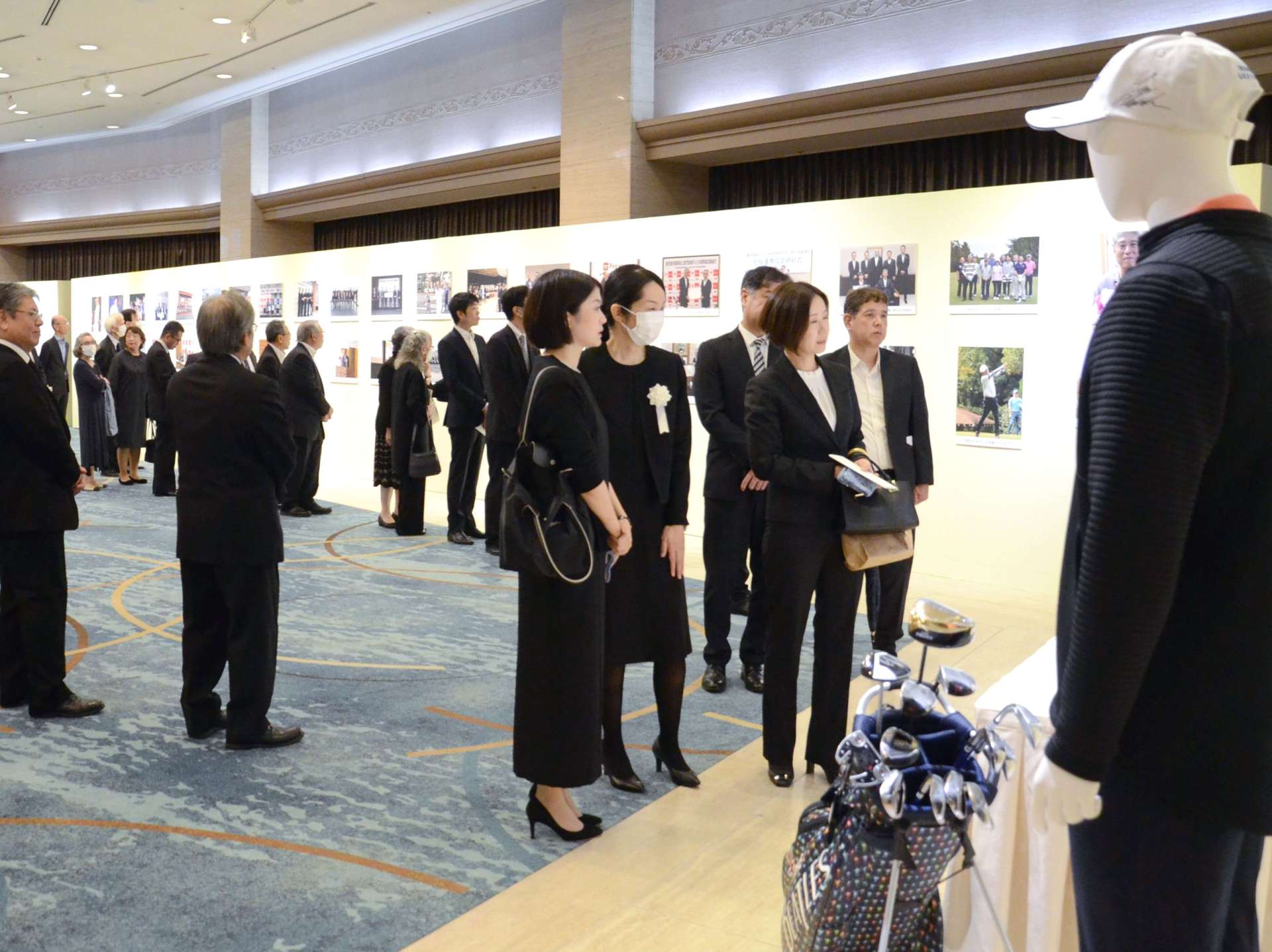 松山氏の愛用品を眺めて思い出に浸る来場者ら＝１０日、鹿児島市