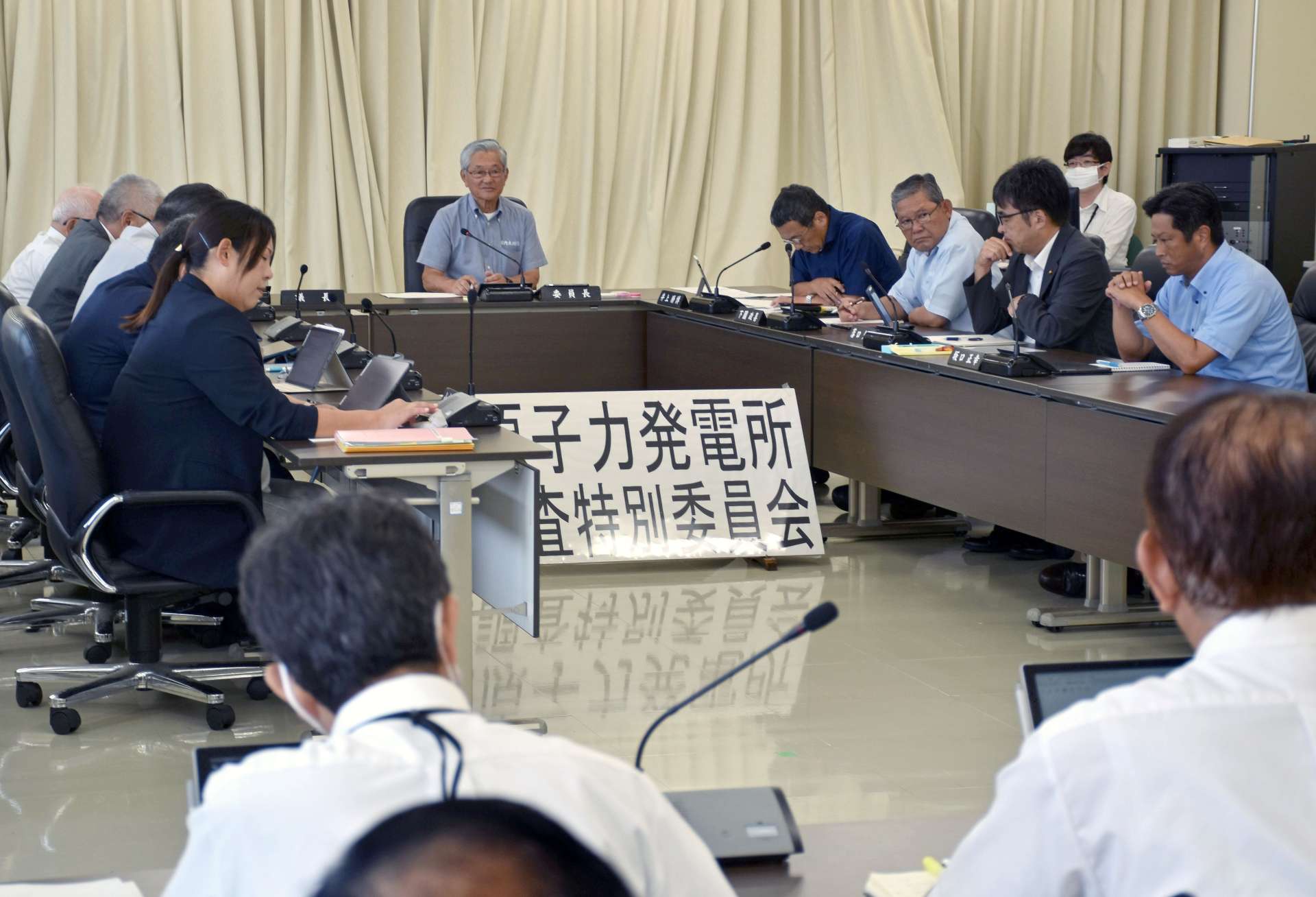 陳情を審査する薩摩川内市議会川内原子力発電所対策調査特別委員会＝１０日、同市議会委員会室