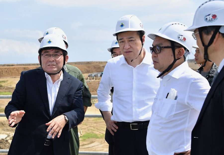 〈関連〉馬毛島を視察する木原稔防衛相（左から２人目）＝７月１８日、西之表市馬毛島（防衛省提供）