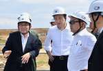 〈関連〉馬毛島を視察する木原稔防衛相（左から２人目）＝７月１８日、西之表市馬毛島（防衛省提供）