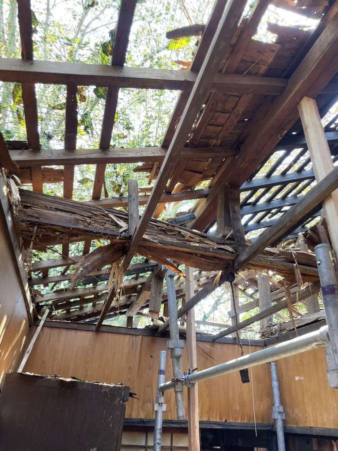 台風の影響などで一部被害の出た古民家＝南さつま市坊津町秋目