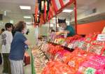 珍しい中華菓子などが並ぶ長崎物産展＝１１日、鹿児島市の山形屋