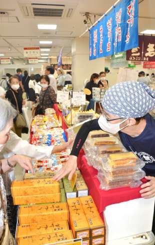 カステラなど長崎の特産品が並ぶ物産展＝１１日、鹿児島市の山形屋