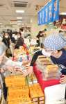 カステラなど長崎の特産品が並ぶ物産展＝１１日、鹿児島市の山形屋