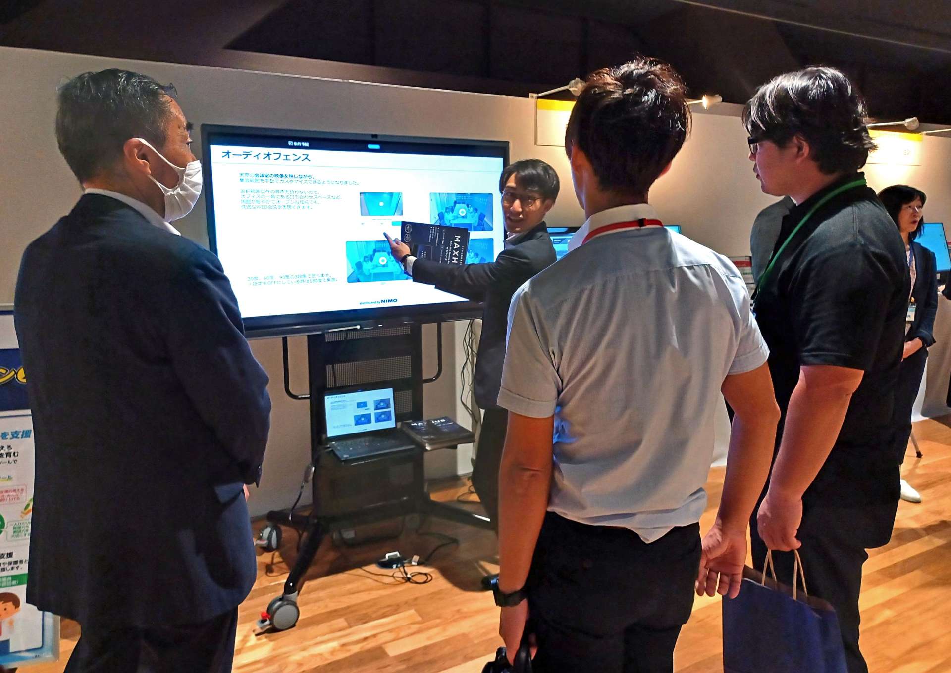 業務効率化などを図るシステムを展示する「ＩＣＴソリューションデイズ」＝１１日、鹿児島市山下町