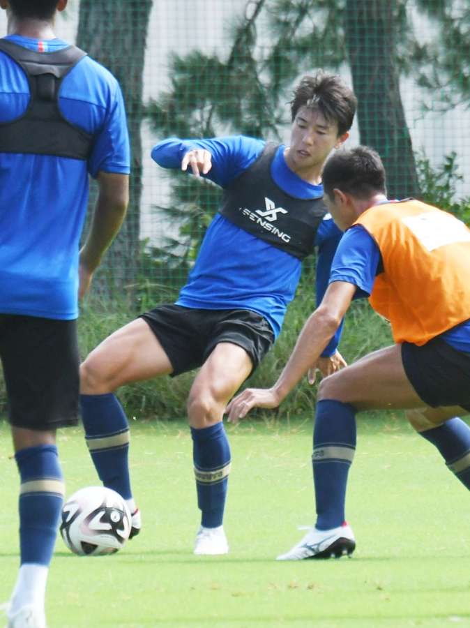 ゴール前で競り合う鹿児島ＵのＦＷ沼田＝ユニータ