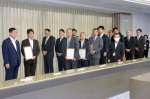 認定を受けた事業者ら＝１１日、鹿児島市の鹿児島県庁