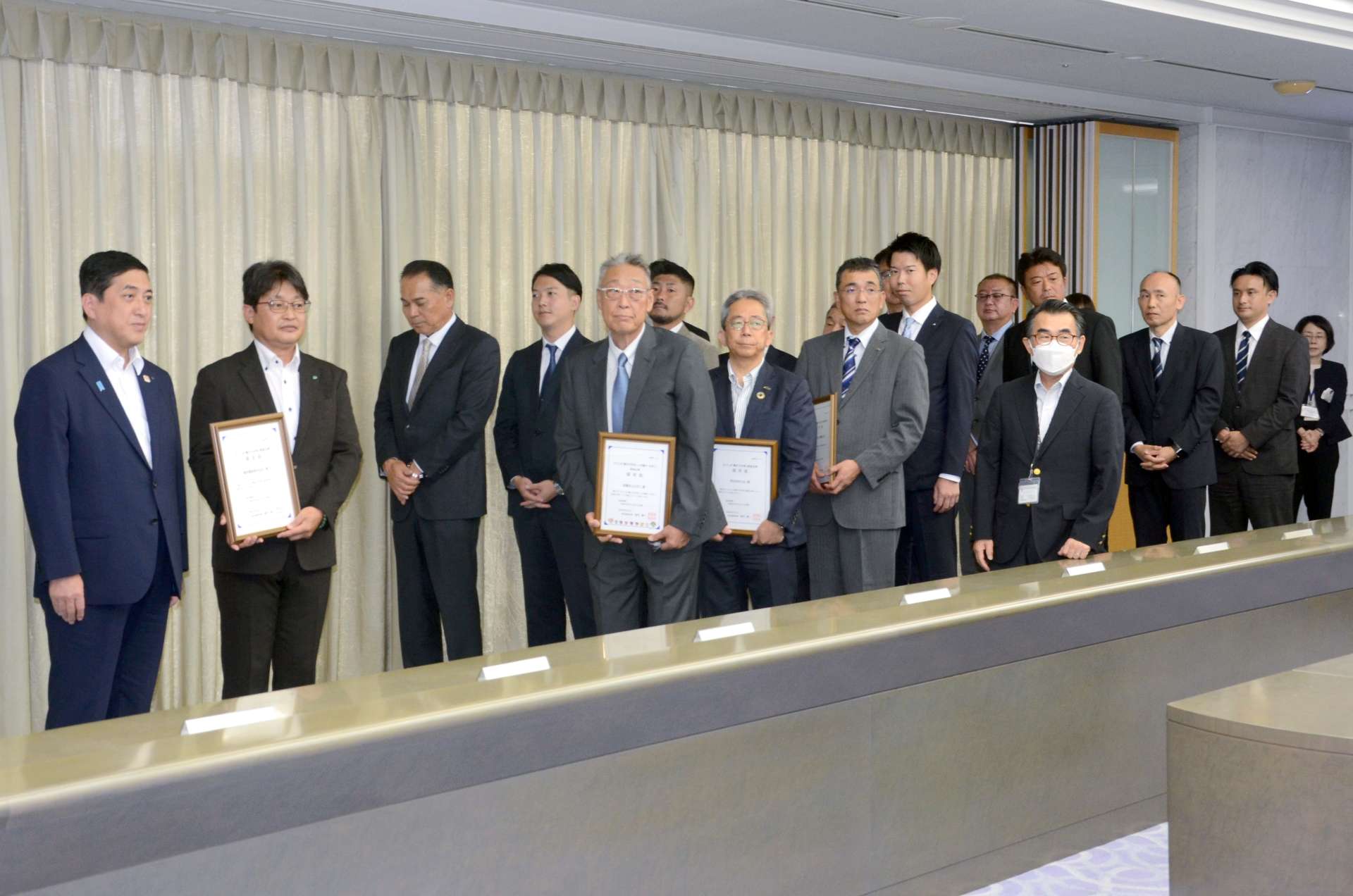 認定を受けた事業者ら＝１１日、鹿児島市の鹿児島県庁