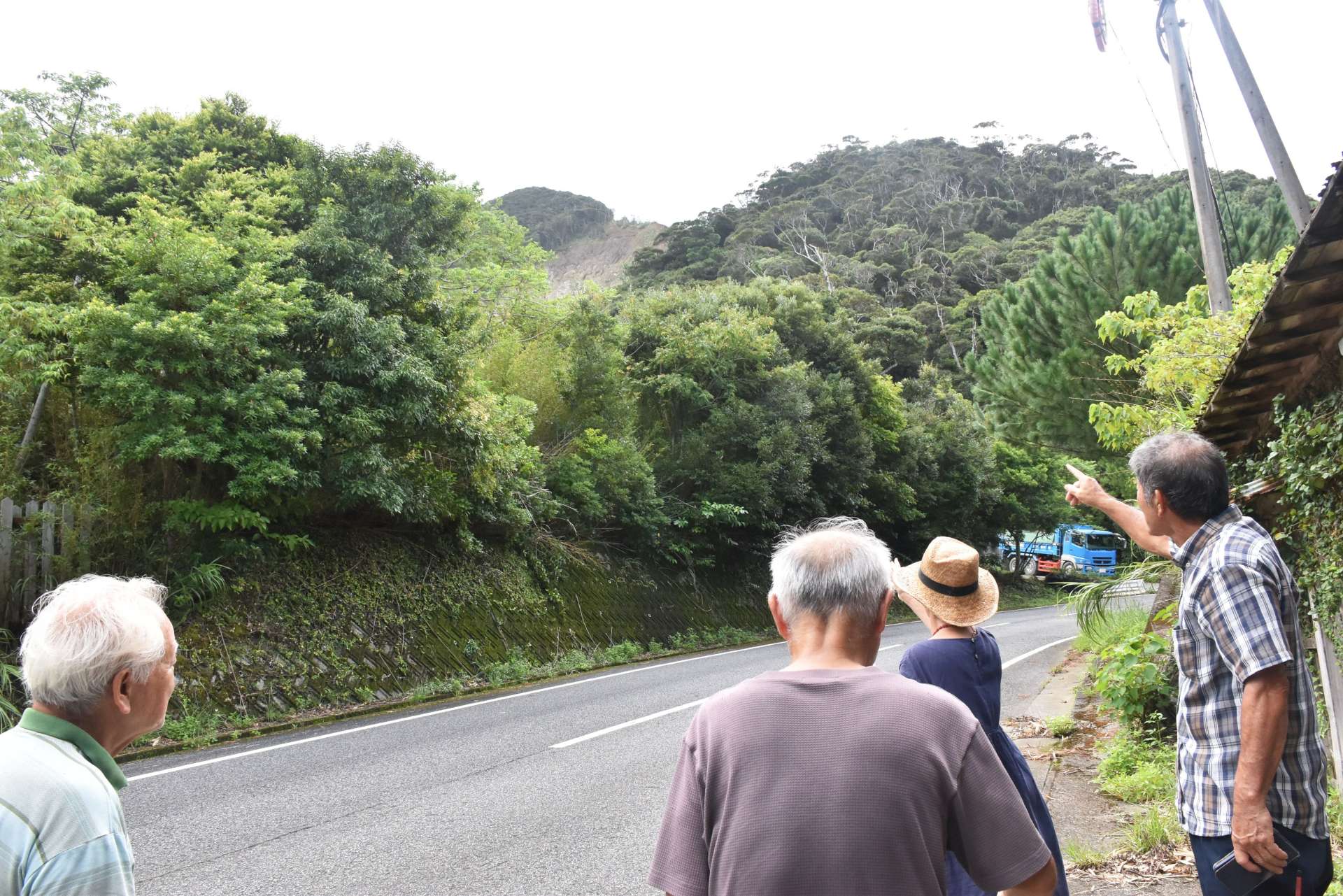 稼働中の採石場を視察する協議会メンバーら＝１１日、奄美市住用の市集落