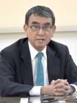 記者の質問に答える河野太郎氏＝東京・永田町の国会記者会館