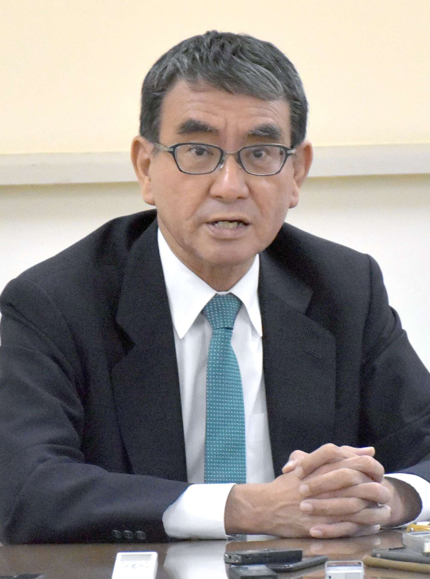 記者の質問に答える河野太郎氏＝東京・永田町の国会記者会館