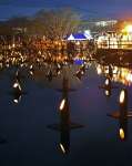 竹灯籠が飾られた丸池公園＝湧水町の丸池公園