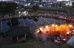 竹灯籠が飾られた丸池公園＝７日夜、湧水町の丸池公園
