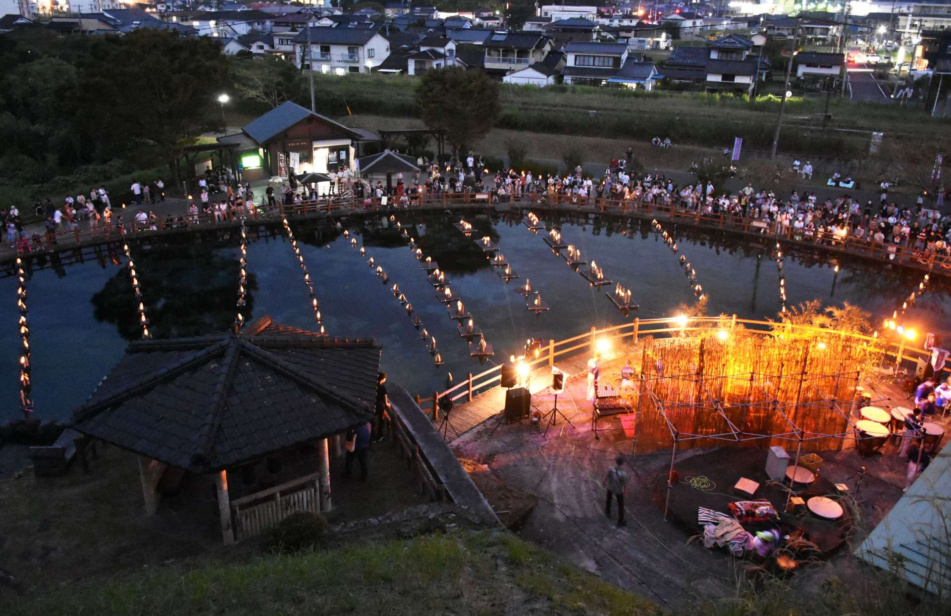 竹灯籠が飾られた丸池公園＝７日夜、湧水町の丸池公園