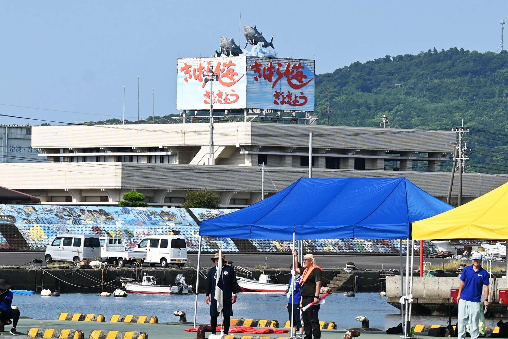 台風で傾く前の「きばらん海」の看板。枕崎のシンボルとして親しまれた