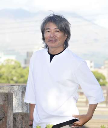 「失敗を恐れず挑戦を」と話すスタイリストの浜田誠一郎さん＝鹿児島市高麗町
