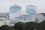 九州電力川内原発１号機（左）と、１４日に定検入りする２号機＝薩摩川内市