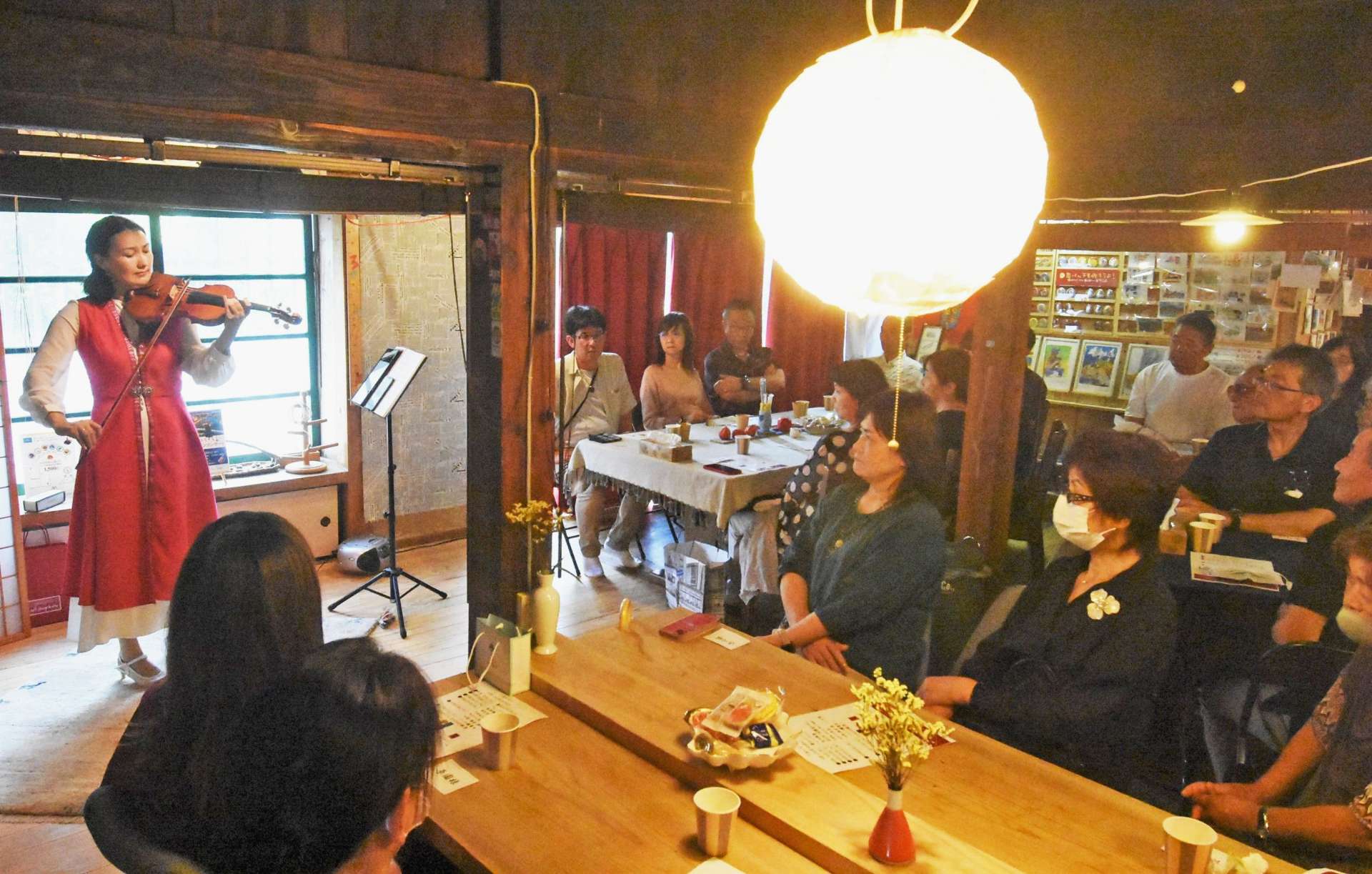 バイオリンの音色を響かせる今用アシェルさん（左）＝南さつま市のカフェやさしい時間