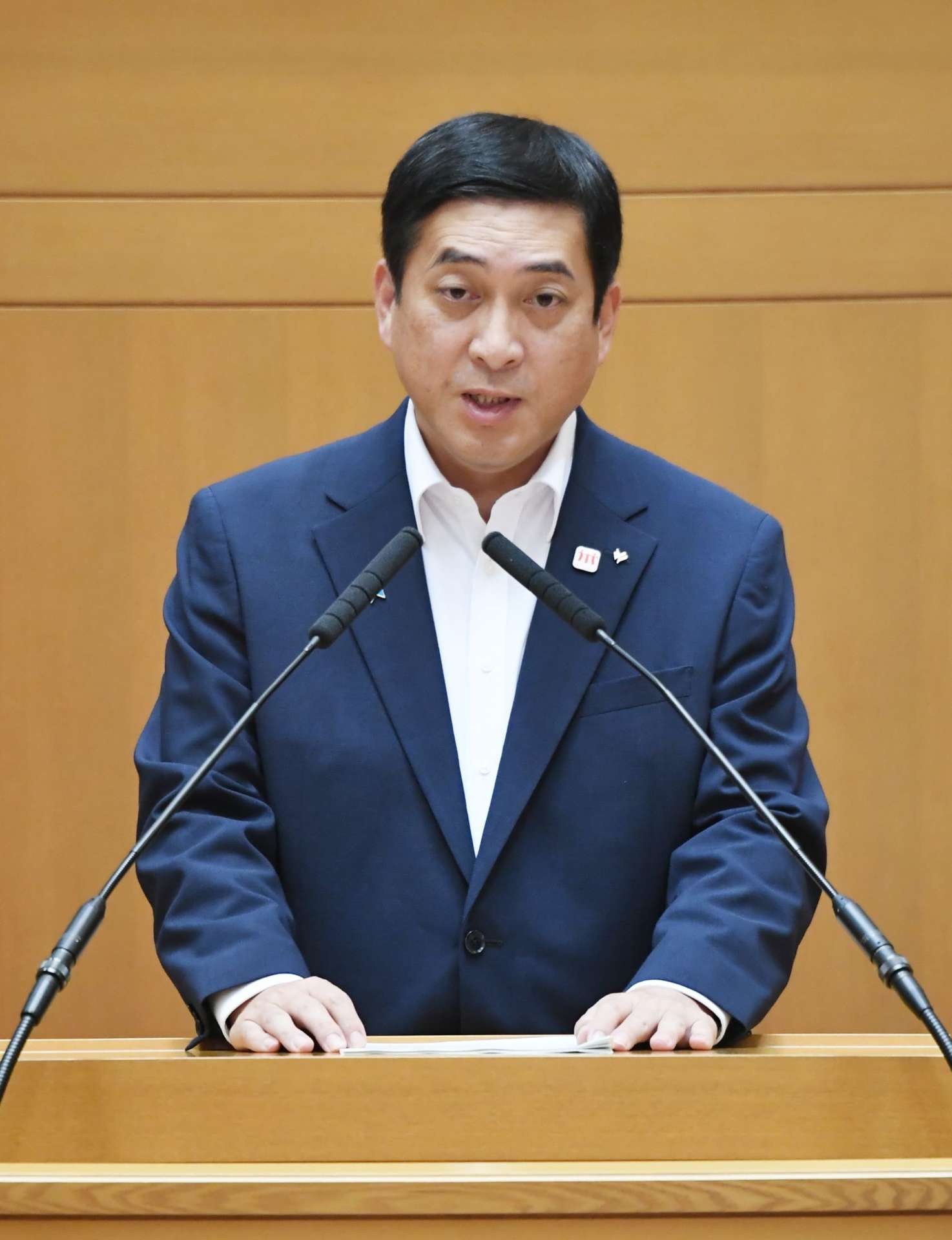 提案理由を説明する塩田康一知事＝１２日、県議会