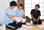 乳児向けの気道異物除去を学ぶ参加者＝伊佐市菱刈環境改善センター