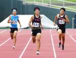 男子４００メートルを４９秒９２で制した〓（高の口がはしご）戸漣（中央、明桜館）＝白波スタジアム（村上隼撮影）