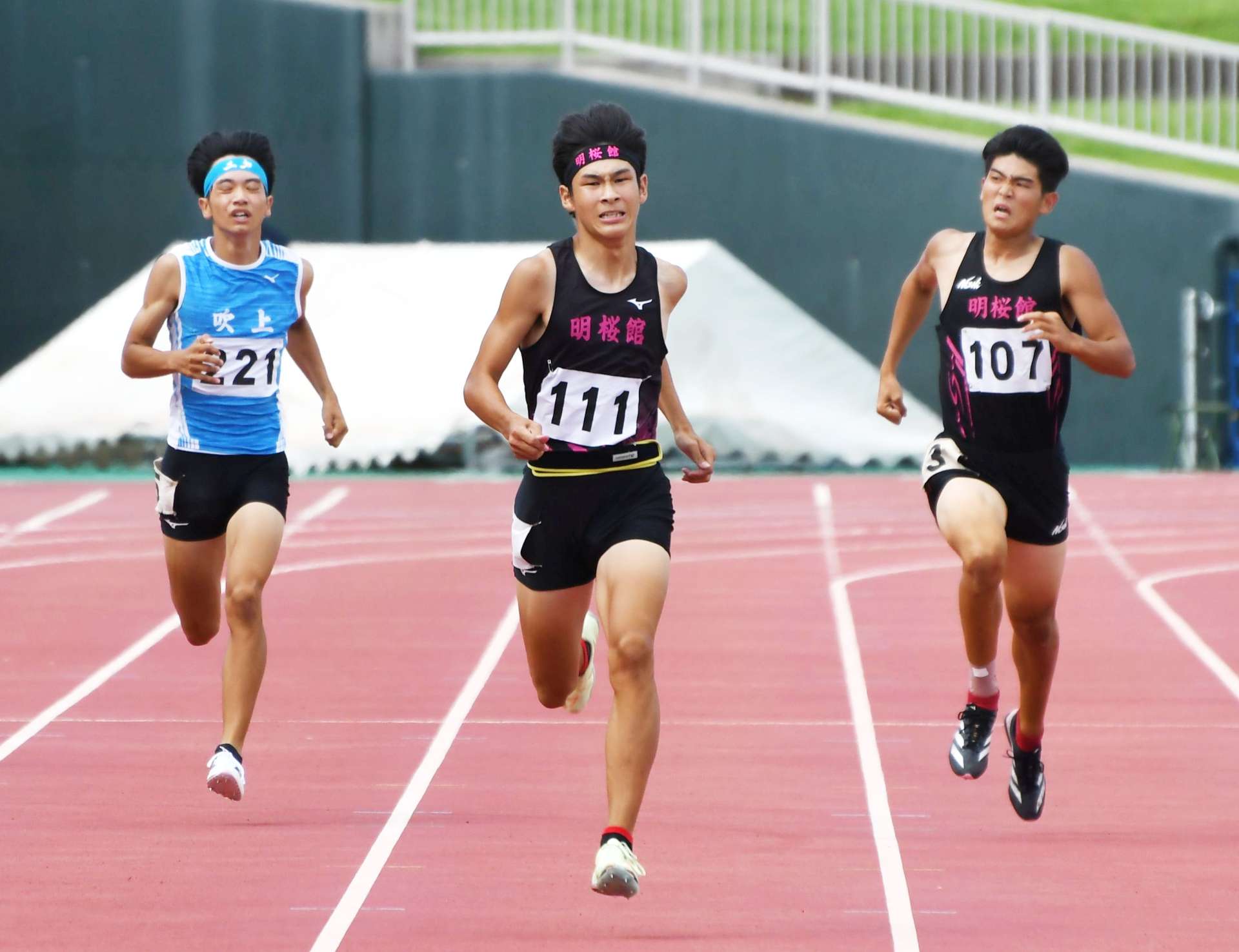 男子４００メートルを４９秒９２で制した〓（高の口がはしご）戸漣（中央、明桜館）＝白波スタジアム（村上隼撮影）