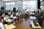 弁護士からいじめの定義や防止策を学ぶ児童＝１２日、指宿市開聞の川尻小学校