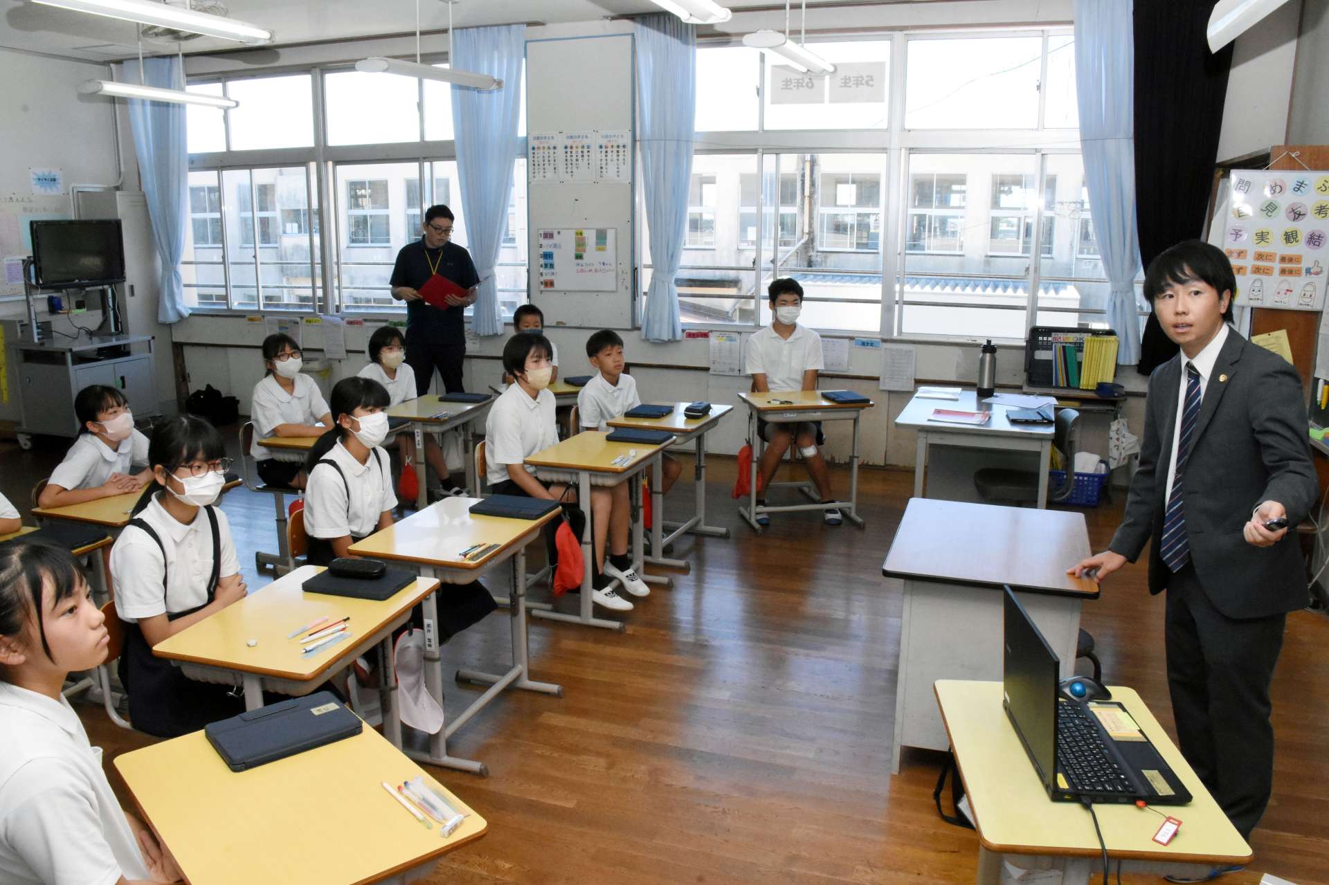 弁護士からいじめの定義や防止策を学ぶ児童＝１２日、指宿市開聞の川尻小学校