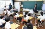 弁護士からいじめの定義や防止策を学ぶ児童＝１２日、指宿市開聞の川尻小学校
