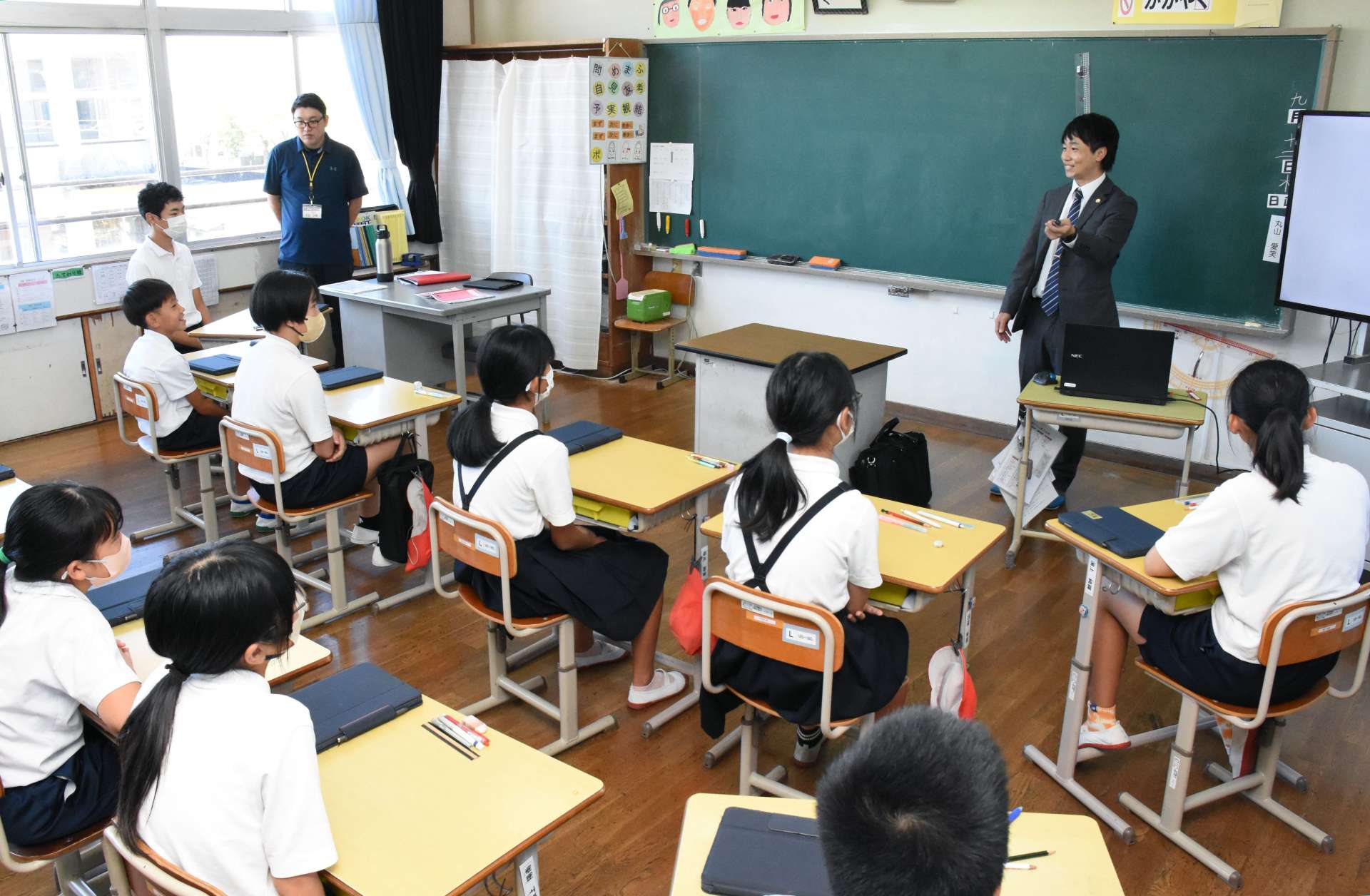弁護士からいじめの定義や防止策を学ぶ児童＝１２日、指宿市開聞の川尻小学校