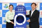 協定締結後、回収ボックスを紹介する坂野晶取締役ＣＳＯ（左）と田中良二市長＝１２日、薩摩川内市役所