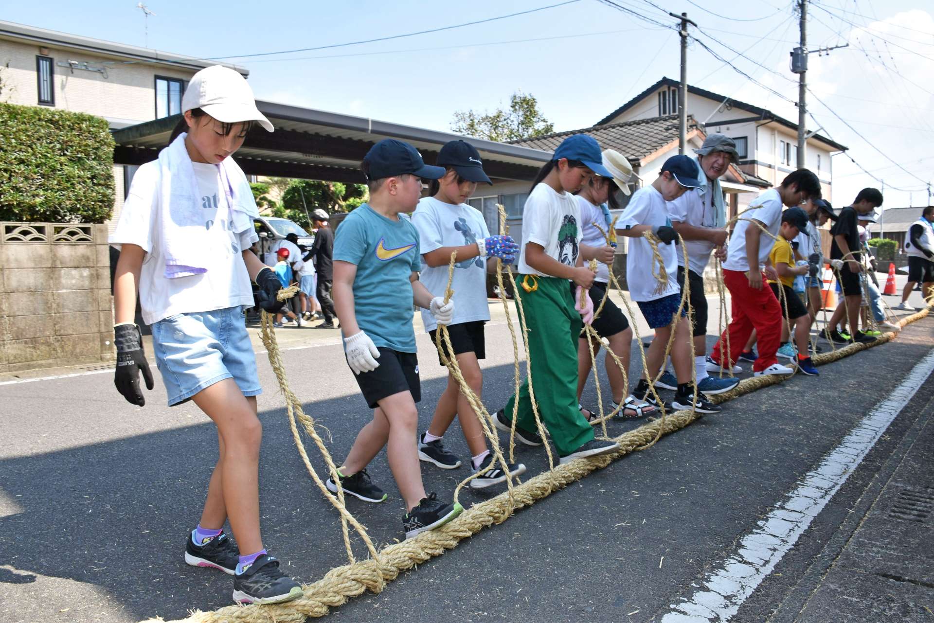 息を合わせて綱練りする参加者＝薩摩川内市国分寺町