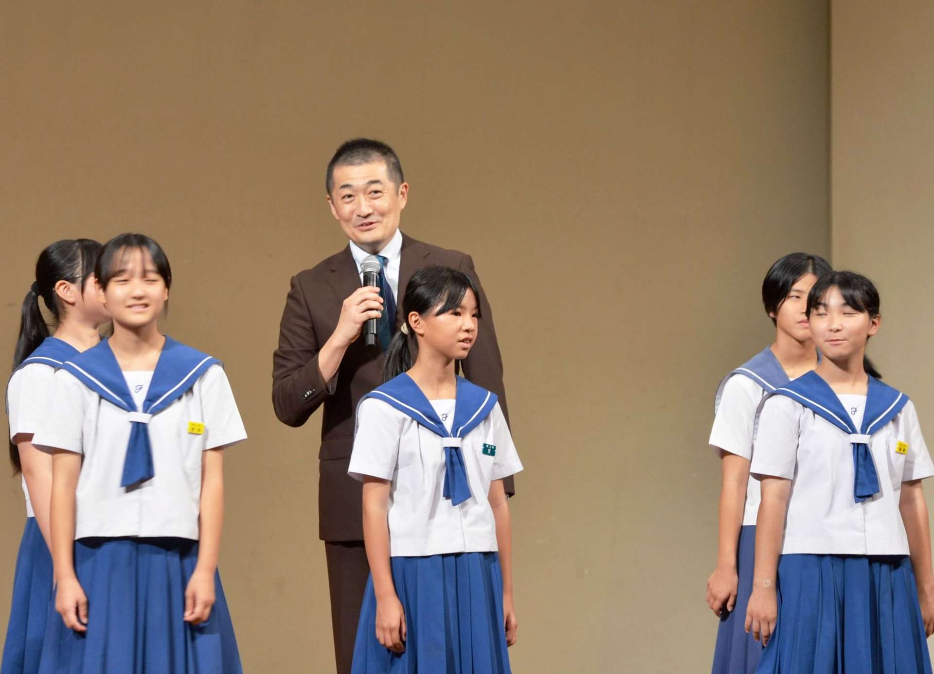 歌唱指導する海沼実さん（中央）＝日置市の伊集院文化会館