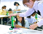 オリジナルの天体望遠鏡作りを楽しむ子どもたち＝鹿児島市立科学館