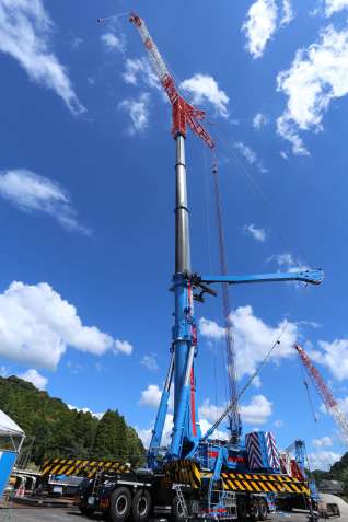 外薗運輸機工が新たに導入した国内最大規模のクレーン＝１２日、薩摩川内市陽成町