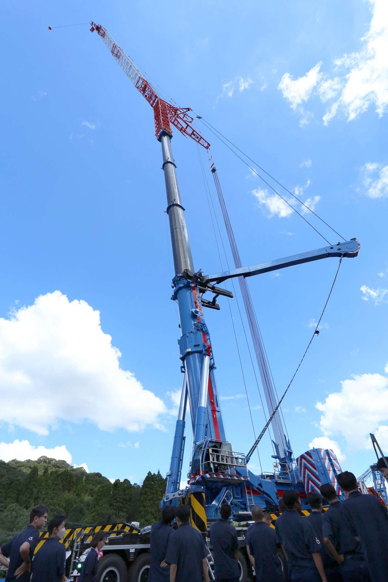 外薗運輸機工が導入した国内最大規模のクレーン＝１２日、薩摩川内市陽成町